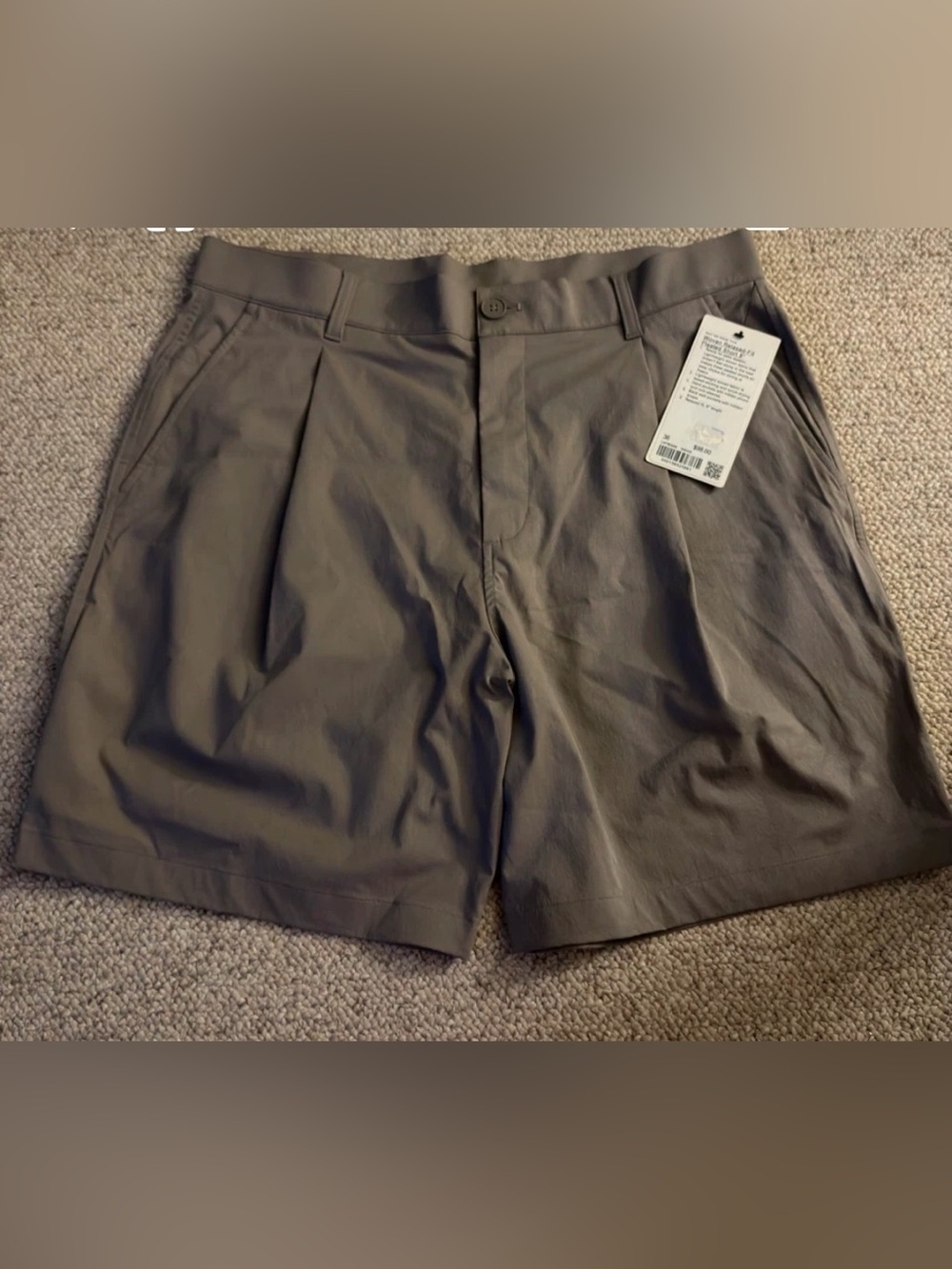 Men’s Woven Relaxed-Fit Pleated Shorts 8”